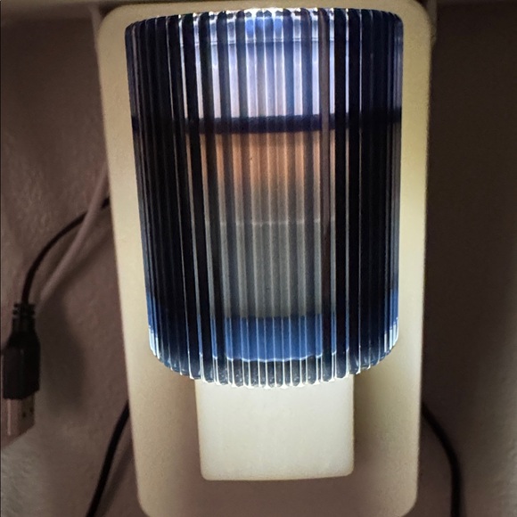 Bath & Body Works Wallflowers Fragrance Plug – Ribbed Blue Glass Design - Picture 7 of 8